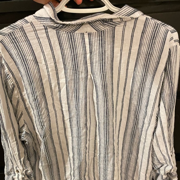 Cute Long sleeve knotted button dress shirt! - Picture 3 of 4